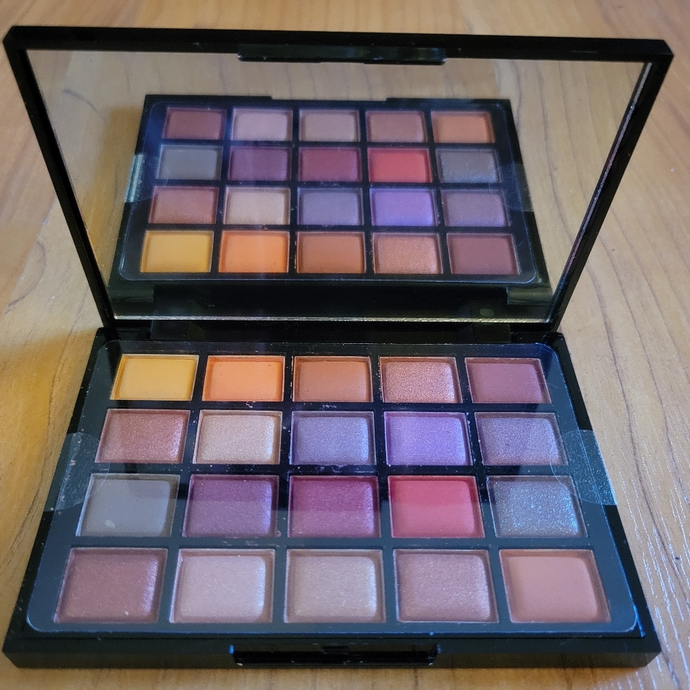 TAHARI Orchid Sun Eyeshadow Palette